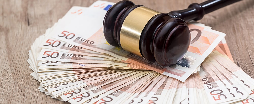 Hammer der auf mehreren 50 Euro scheinen liegt - Bußgelder für Spanngurte