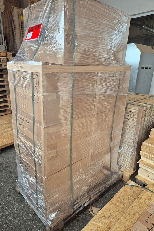 Ladungssicherung von Paletten mit Kartons durch Stretchfolie und Umreifungjpg